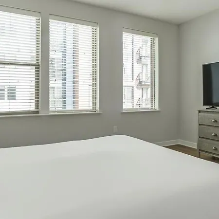 Landing At Foster On The Park - 1 Bedroom In Downtown